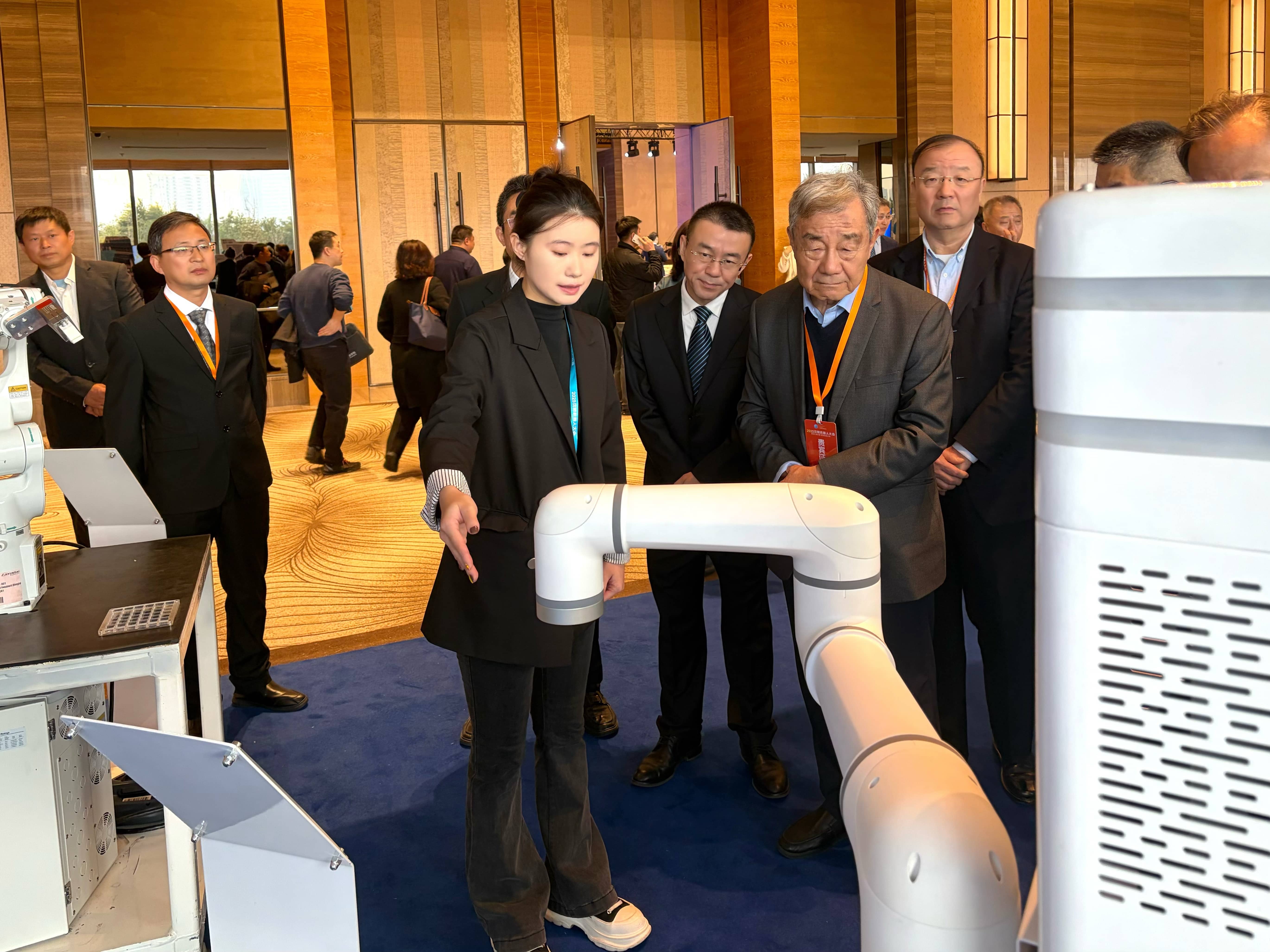 2025沈陽機器人大會盛大開幕 飛魚潔凈復合機器人獲院士專家駐足關注